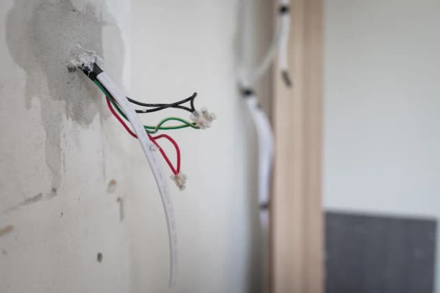 Składanie i montaż wiązek elektrycznych: uniknij najczęstszych błędów Składanie i montaż wiązek elektrycznych: uniknij najczęstszych błędów