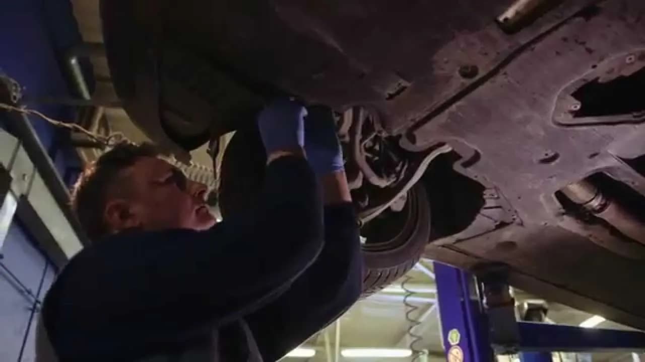 Jak spuścić płyn z chłodnicy VW Touran - uniknij kosztownych błędów Jak spuścić płyn z chłodnicy VW Touran - uniknij kosztownych błędów