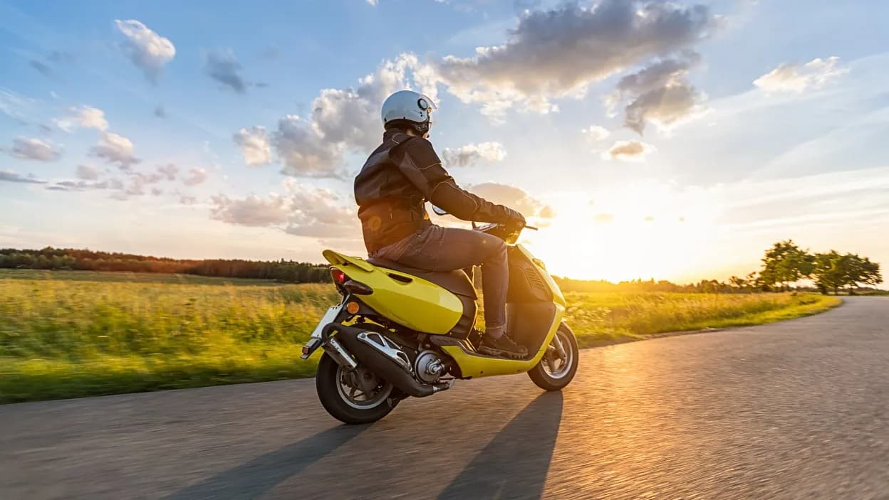 Jakie uprawnienia na motorower? Sprawdź, co musisz wiedzieć, aby jeździć legalnie Jakie uprawnienia na motorower? Sprawdź, co musisz wiedzieć, aby jeździć legalnie
