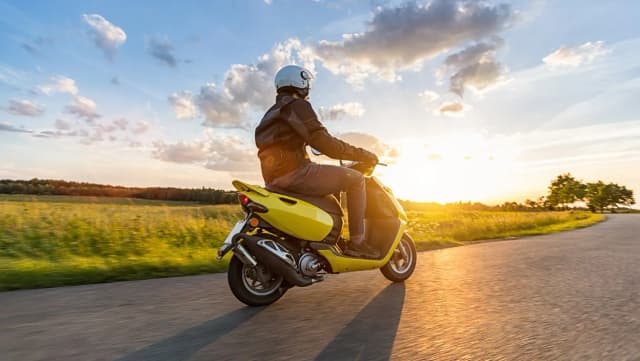 Jakie uprawnienia na motorower? Sprawdź, co musisz wiedzieć, aby jeździć legalnie Jakie uprawnienia na motorower? Sprawdź, co musisz wiedzieć, aby jeździć legalnie