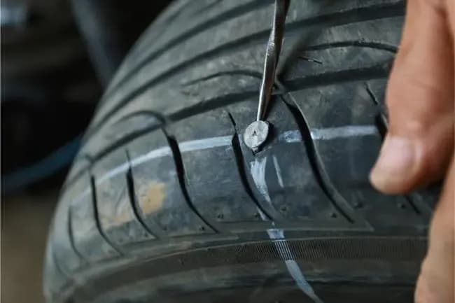 Wybrzuszenie na oponie – dlaczego nie warto jeździć z uszkodzoną oponą Wybrzuszenie na oponie – dlaczego nie warto jeździć z uszkodzoną oponą