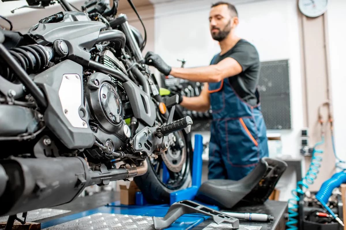 Jakie narzędzia do warsztatu motocyklowego są niezbędne dla każdego mechanika Jakie narzędzia do warsztatu motocyklowego są niezbędne dla każdego mechanika